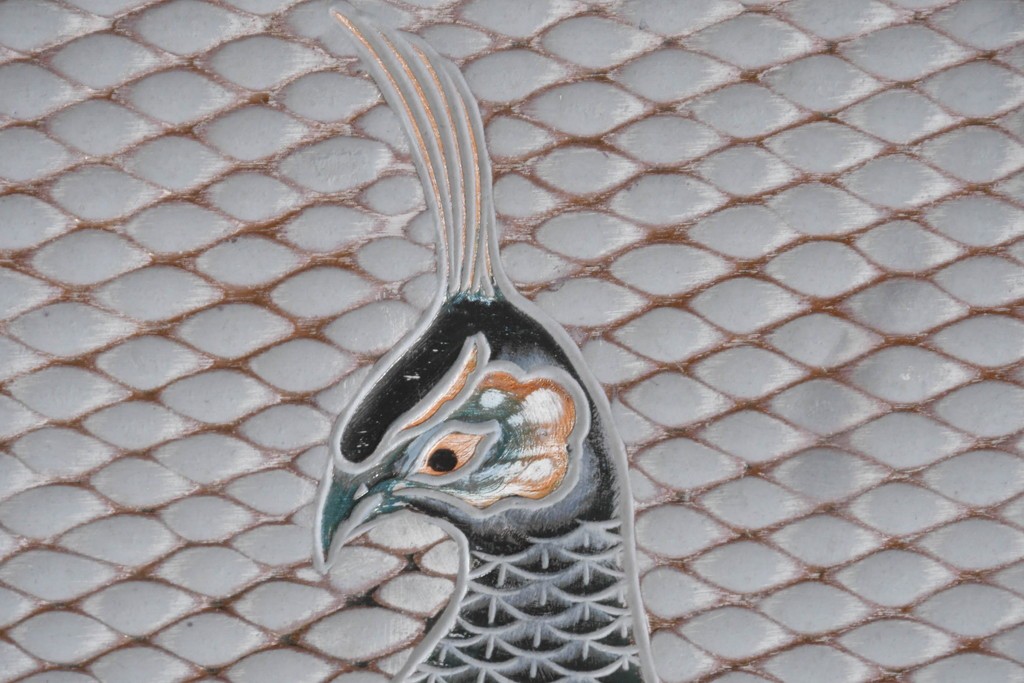 中古　美品　在銘　彫漆風レリーフ(孔雀と牡丹、松に鷹の図)が美しい衝立て　定価推定50万円　(R-087446)