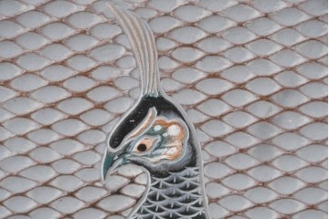 中古　美品　在銘　彫漆風レリーフ(孔雀と牡丹、松に鷹の図)が美しい衝立て　定価推定50万円　(R-087446)