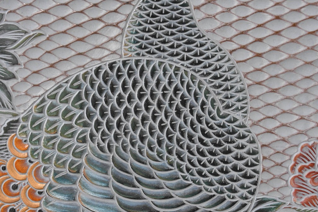 中古　美品　在銘　彫漆風レリーフ(孔雀と牡丹、松に鷹の図)が美しい衝立て　定価推定50万円　(R-087446)