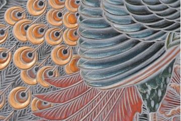 中古　美品　在銘　彫漆風レリーフ(孔雀と牡丹、松に鷹の図)が美しい衝立て　定価推定50万円　(R-087446)