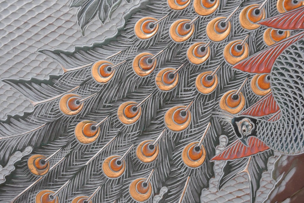 中古　美品　在銘　彫漆風レリーフ(孔雀と牡丹、松に鷹の図)が美しい衝立て　定価推定50万円　(R-087446)