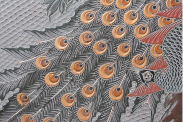 中古　美品　在銘　彫漆風レリーフ(孔雀と牡丹、松に鷹の図)が美しい衝立て　定価推定50万円　(R-087446)