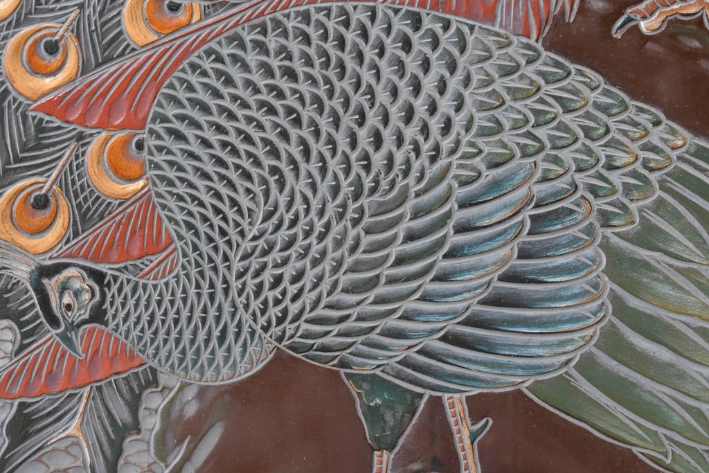 中古　美品　在銘　彫漆風レリーフ(孔雀と牡丹、松に鷹の図)が美しい衝立て　定価推定50万円　(R-087446)