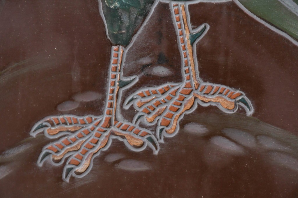 中古　美品　在銘　彫漆風レリーフ(孔雀と牡丹、松に鷹の図)が美しい衝立て　定価推定50万円　(R-087446)