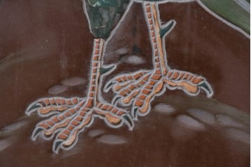 中古　美品　在銘　彫漆風レリーフ(孔雀と牡丹、松に鷹の図)が美しい衝立て　定価推定50万円　(R-087446)