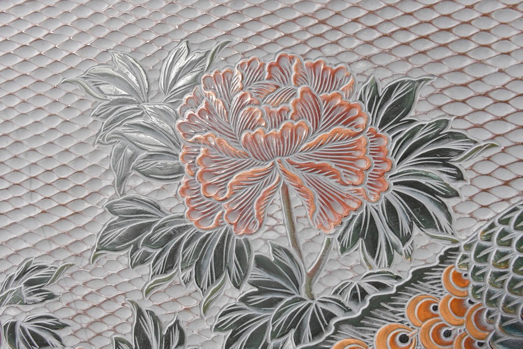 中古　美品　在銘　彫漆風レリーフ(孔雀と牡丹、松に鷹の図)が美しい衝立て　定価推定50万円　(R-087446)