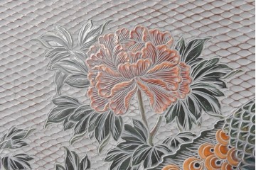 中古　美品　在銘　彫漆風レリーフ(孔雀と牡丹、松に鷹の図)が美しい衝立て　定価推定50万円　(R-087446)