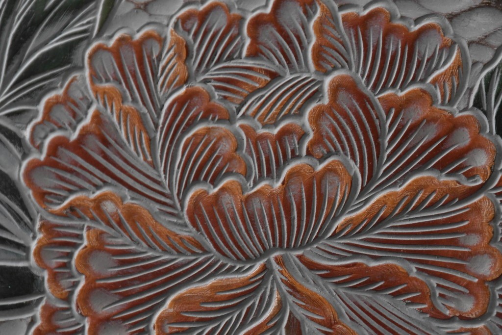 中古　美品　在銘　彫漆風レリーフ(孔雀と牡丹、松に鷹の図)が美しい衝立て　定価推定50万円　(R-087446)