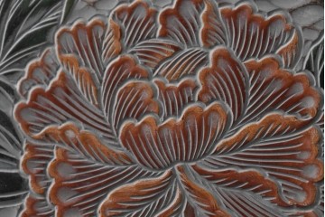 中古　美品　在銘　彫漆風レリーフ(孔雀と牡丹、松に鷹の図)が美しい衝立て　定価推定50万円　(R-087446)