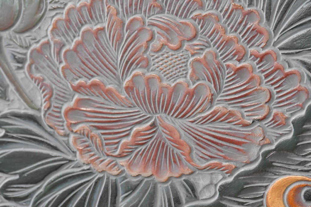 中古　美品　在銘　彫漆風レリーフ(孔雀と牡丹、松に鷹の図)が美しい衝立て　定価推定50万円　(R-087446)