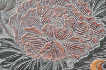 中古　美品　在銘　彫漆風レリーフ(孔雀と牡丹、松に鷹の図)が美しい衝立て　定価推定50万円　(R-087446)