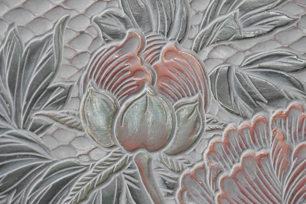 中古　美品　在銘　彫漆風レリーフ(孔雀と牡丹、松に鷹の図)が美しい衝立て　定価推定50万円　(R-087446)