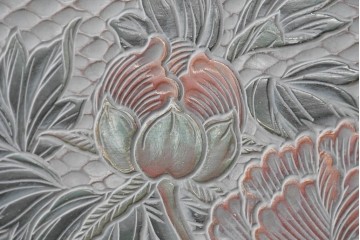 中古　美品　在銘　彫漆風レリーフ(孔雀と牡丹、松に鷹の図)が美しい衝立て　定価推定50万円　(R-087446)