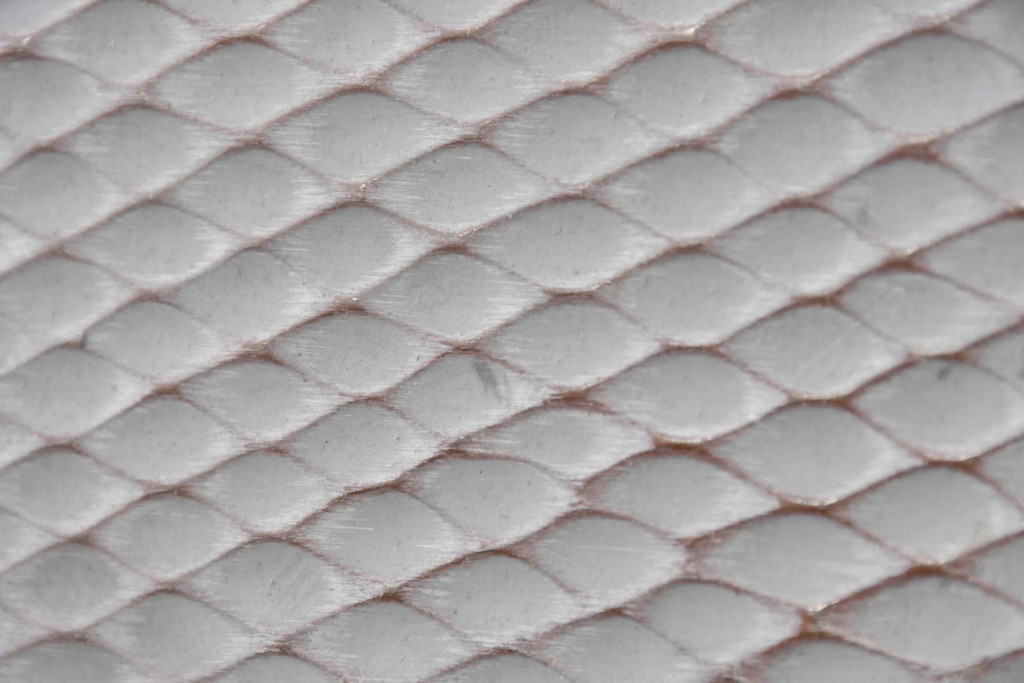 中古　美品　在銘　彫漆風レリーフ(孔雀と牡丹、松に鷹の図)が美しい衝立て　定価推定50万円　(R-087446)