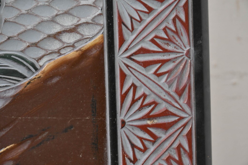 中古　美品　在銘　彫漆風レリーフ(孔雀と牡丹、松に鷹の図)が美しい衝立て　定価推定50万円　(R-087446)