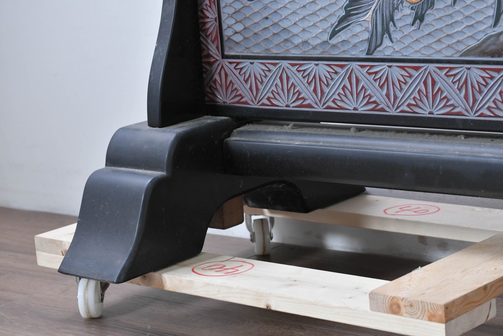 中古　美品　在銘　彫漆風レリーフ(孔雀と牡丹、松に鷹の図)が美しい衝立て　定価推定50万円　(R-087446)