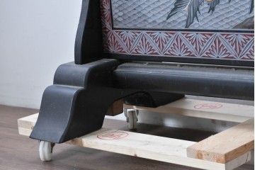 中古　美品　在銘　彫漆風レリーフ(孔雀と牡丹、松に鷹の図)が美しい衝立て　定価推定50万円　(R-087446)