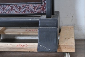 中古　美品　在銘　彫漆風レリーフ(孔雀と牡丹、松に鷹の図)が美しい衝立て　定価推定50万円　(R-087446)