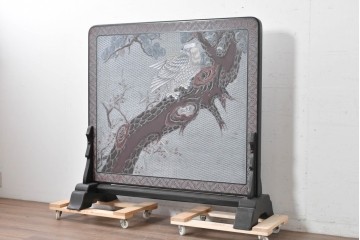 中古　美品　在銘　彫漆風レリーフ(孔雀と牡丹、松に鷹の図)が美しい衝立て　定価推定50万円　(R-087446)