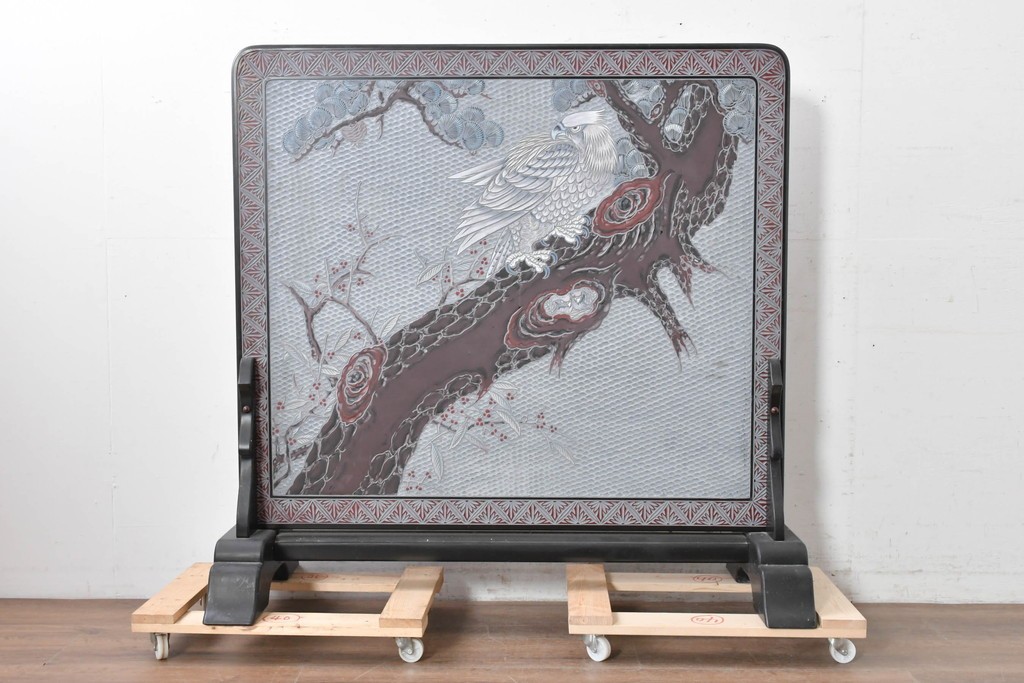 中古　美品　在銘　彫漆風レリーフ(孔雀と牡丹、松に鷹の図)が美しい衝立て　定価推定50万円　(R-087446)