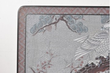 中古　美品　在銘　彫漆風レリーフ(孔雀と牡丹、松に鷹の図)が美しい衝立て　定価推定50万円　(R-087446)