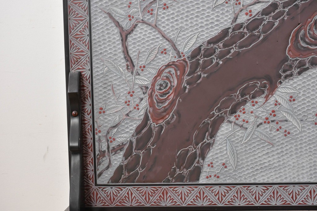 中古　美品　在銘　彫漆風レリーフ(孔雀と牡丹、松に鷹の図)が美しい衝立て　定価推定50万円　(R-087446)