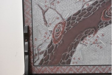 中古　美品　在銘　彫漆風レリーフ(孔雀と牡丹、松に鷹の図)が美しい衝立て　定価推定50万円　(R-087446)