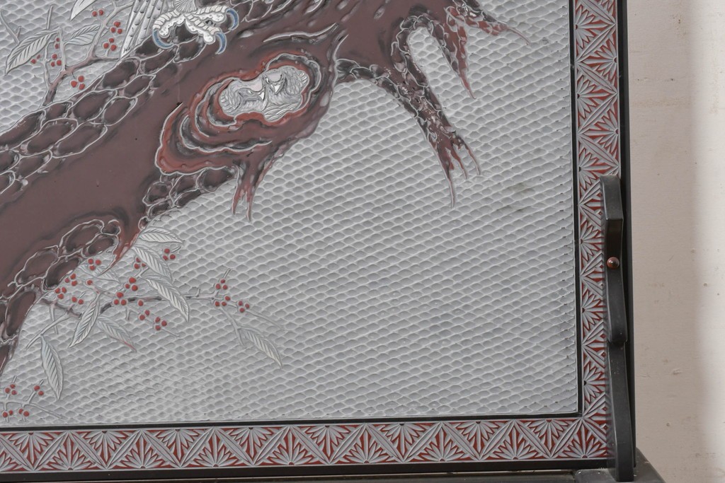 中古　美品　在銘　彫漆風レリーフ(孔雀と牡丹、松に鷹の図)が美しい衝立て　定価推定50万円　(R-087446)