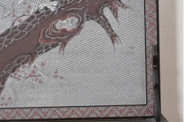 中古　美品　在銘　彫漆風レリーフ(孔雀と牡丹、松に鷹の図)が美しい衝立て　定価推定50万円　(R-087446)