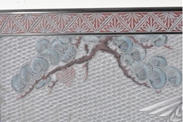 中古　美品　在銘　彫漆風レリーフ(孔雀と牡丹、松に鷹の図)が美しい衝立て　定価推定50万円　(R-087446)