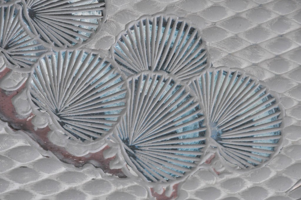 中古　美品　在銘　彫漆風レリーフ(孔雀と牡丹、松に鷹の図)が美しい衝立て　定価推定50万円　(R-087446)