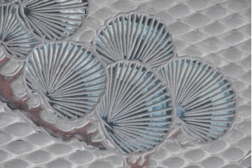 中古　美品　在銘　彫漆風レリーフ(孔雀と牡丹、松に鷹の図)が美しい衝立て　定価推定50万円　(R-087446)