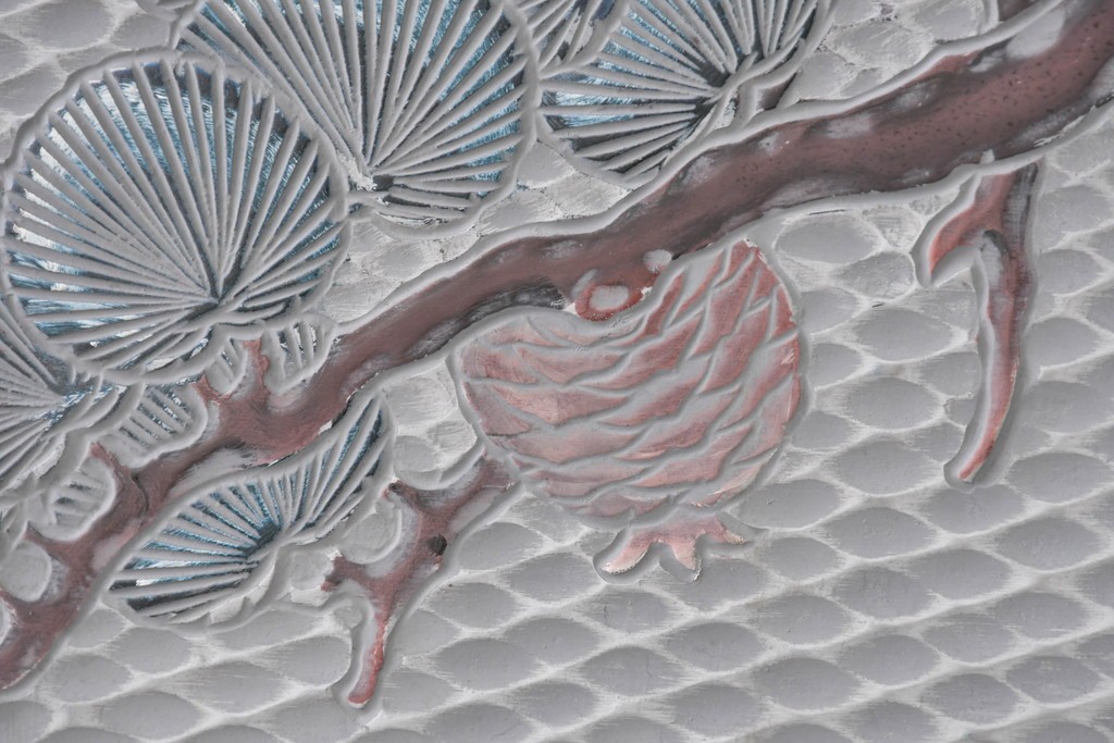 中古　美品　在銘　彫漆風レリーフ(孔雀と牡丹、松に鷹の図)が美しい衝立て　定価推定50万円　(R-087446)