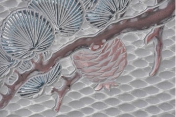 中古　美品　在銘　彫漆風レリーフ(孔雀と牡丹、松に鷹の図)が美しい衝立て　定価推定50万円　(R-087446)