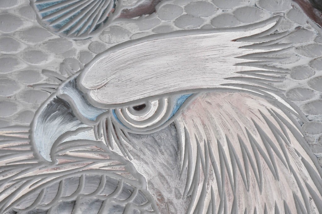 中古　美品　在銘　彫漆風レリーフ(孔雀と牡丹、松に鷹の図)が美しい衝立て　定価推定50万円　(R-087446)