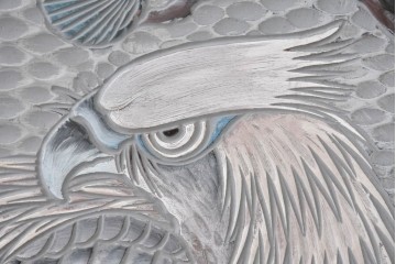 中古　美品　在銘　彫漆風レリーフ(孔雀と牡丹、松に鷹の図)が美しい衝立て　定価推定50万円　(R-087446)