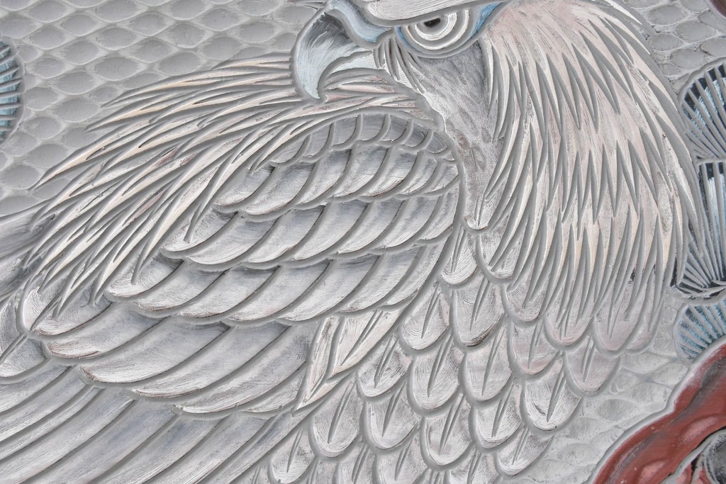 中古　美品　在銘　彫漆風レリーフ(孔雀と牡丹、松に鷹の図)が美しい衝立て　定価推定50万円　(R-087446)