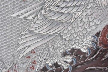 中古　美品　在銘　彫漆風レリーフ(孔雀と牡丹、松に鷹の図)が美しい衝立て　定価推定50万円　(R-087446)