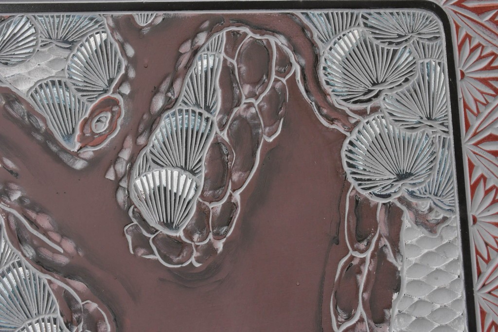 中古　美品　在銘　彫漆風レリーフ(孔雀と牡丹、松に鷹の図)が美しい衝立て　定価推定50万円　(R-087446)