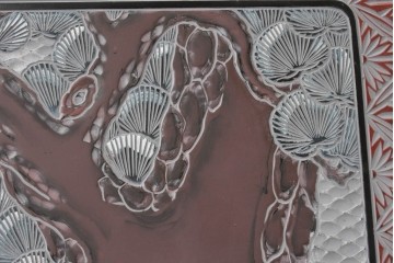 中古　美品　在銘　彫漆風レリーフ(孔雀と牡丹、松に鷹の図)が美しい衝立て　定価推定50万円　(R-087446)