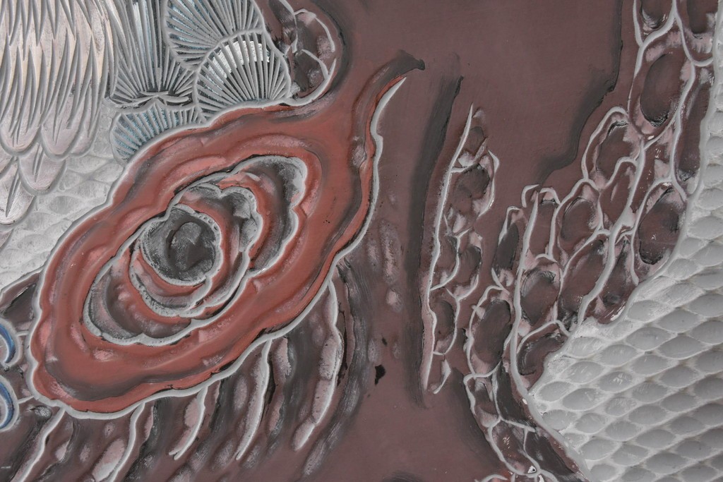 中古　美品　在銘　彫漆風レリーフ(孔雀と牡丹、松に鷹の図)が美しい衝立て　定価推定50万円　(R-087446)