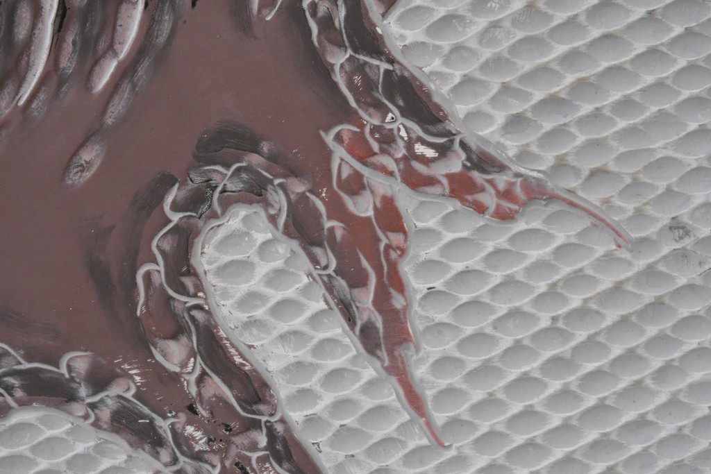 中古　美品　在銘　彫漆風レリーフ(孔雀と牡丹、松に鷹の図)が美しい衝立て　定価推定50万円　(R-087446)