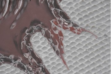 中古　美品　在銘　彫漆風レリーフ(孔雀と牡丹、松に鷹の図)が美しい衝立て　定価推定50万円　(R-087446)