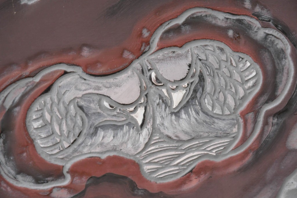 中古　美品　在銘　彫漆風レリーフ(孔雀と牡丹、松に鷹の図)が美しい衝立て　定価推定50万円　(R-087446)