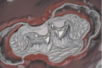 中古　美品　在銘　彫漆風レリーフ(孔雀と牡丹、松に鷹の図)が美しい衝立て　定価推定50万円　(R-087446)