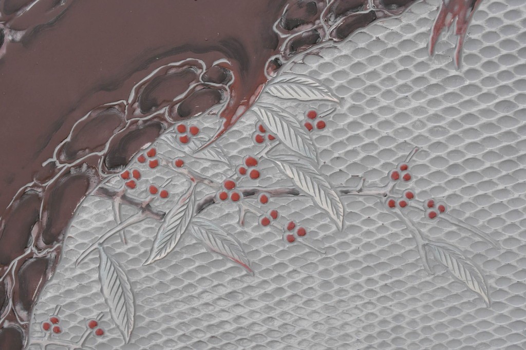 中古　美品　在銘　彫漆風レリーフ(孔雀と牡丹、松に鷹の図)が美しい衝立て　定価推定50万円　(R-087446)