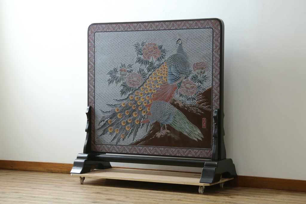 中古　美品　在銘　彫漆風レリーフ(孔雀と牡丹、松に鷹の図)が美しい衝立て　定価推定50万円　(R-087446)