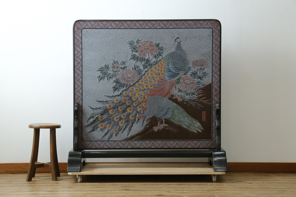 中古　美品　在銘　彫漆風レリーフ(孔雀と牡丹、松に鷹の図)が美しい衝立て　定価推定50万円　(R-087446)