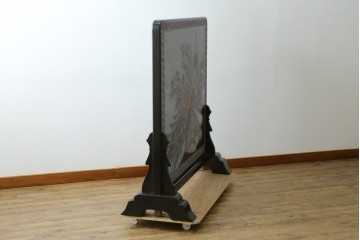 中古　美品　在銘　彫漆風レリーフ(孔雀と牡丹、松に鷹の図)が美しい衝立て　定価推定50万円　(R-087446)