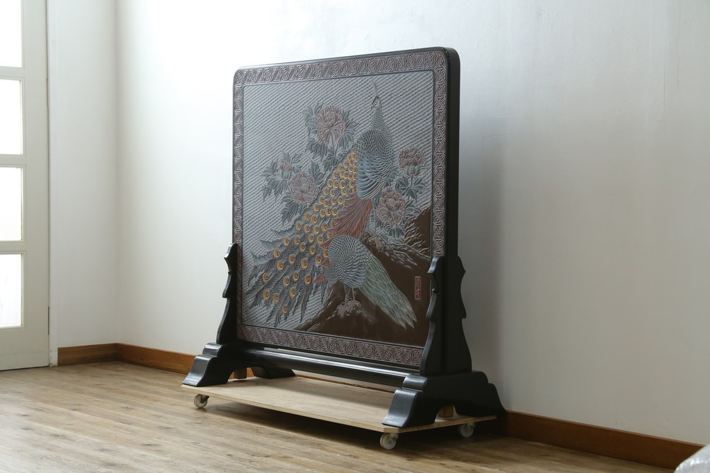 中古　美品　在銘　彫漆風レリーフ(孔雀と牡丹、松に鷹の図)が美しい衝立て　定価推定50万円　(R-087446)
